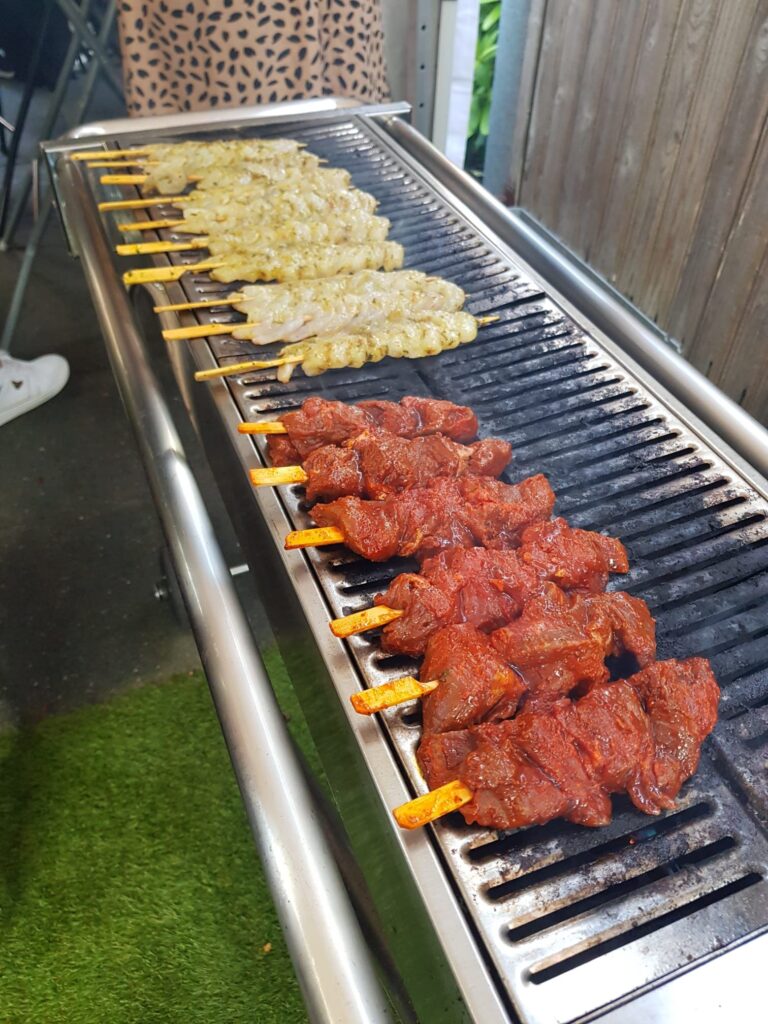 Verwen je gasten met een selectie van verrukkelijke hapjes. Bestel eenvoudig online en geniet van verse en met zorg bereide snacks, perfect voor elke gelegenheid.