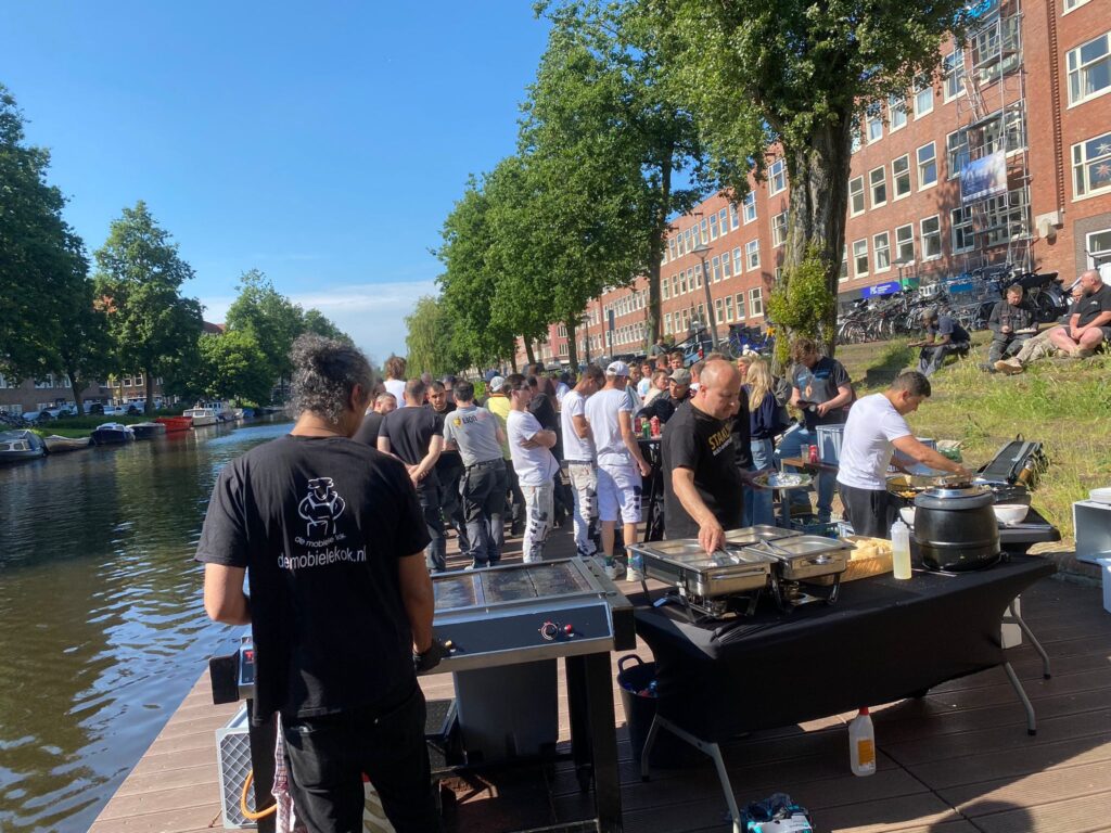 Zin in lekkere borrelhapjes? Bestel eenvoudig en snel jouw favoriete hapjes online. Kies uit een breed assortiment van verse en smaakvolle hapjes voor elke gelegenheid. Laat je verrassen door onze culinaire creaties en geniet zonder gedoe van heerlijk eten. Bestel vandaag nog en maak van je bijeenkomst een smaakvol succes!