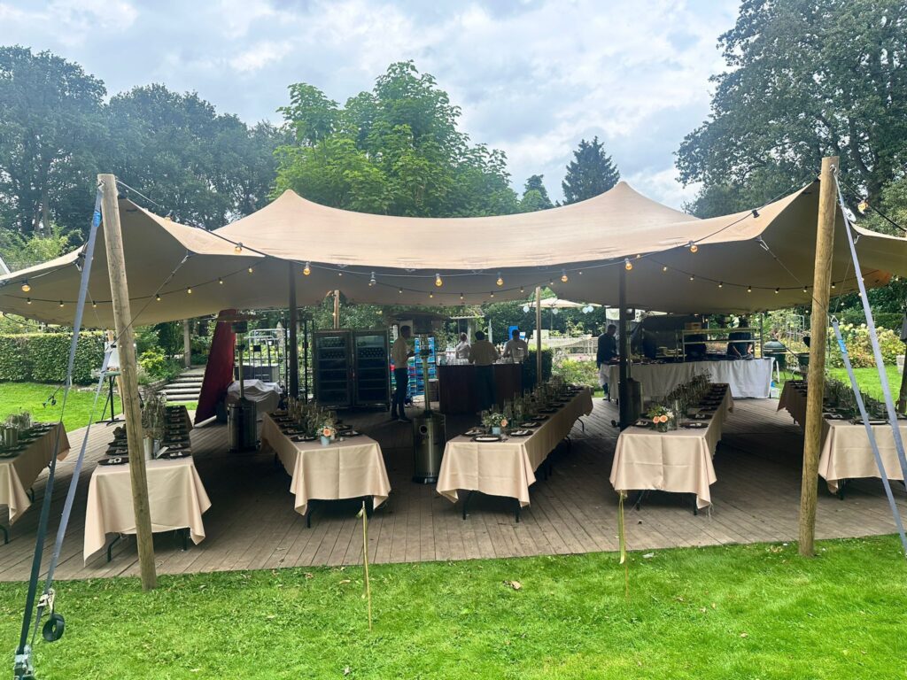 Een verleidelijke selectie gastronomische broodjes bestellen in Utrecht, met lokale specialiteiten.